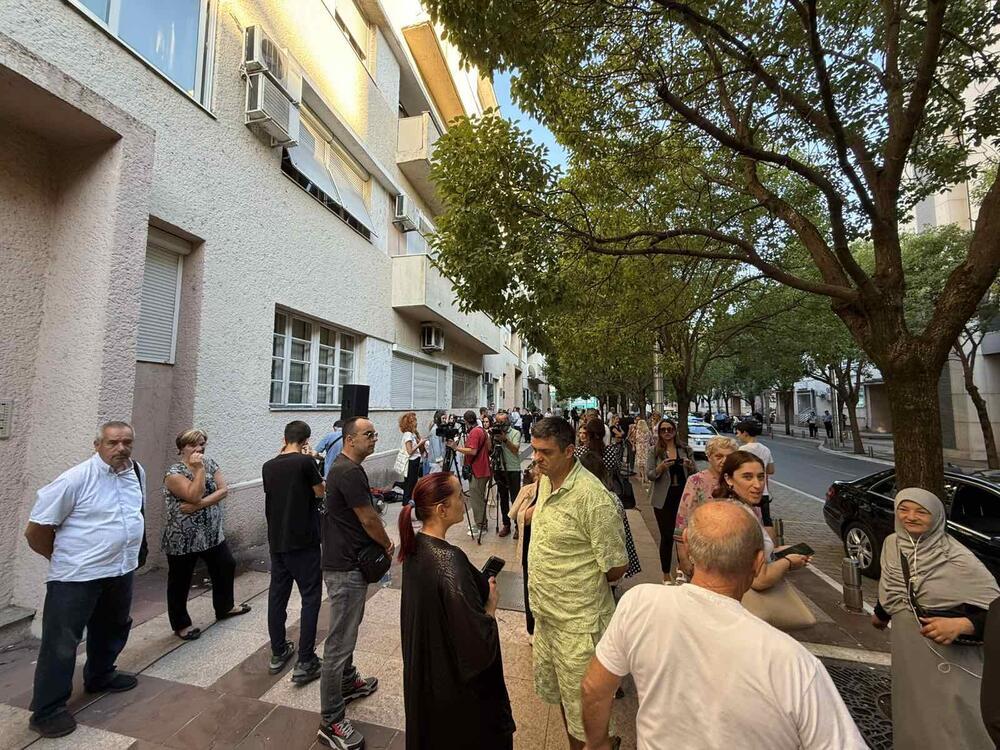 <p>"Milojko Spajiću potegni i zovi ministra na ostavku. Ovo nije kraj, tek je početak. Nećemo vam se micati ispred Vlade", rekao je organizator protesta i predstavnik nevladine organizacije (NVO) "Niste sami" Goran Laković</p>