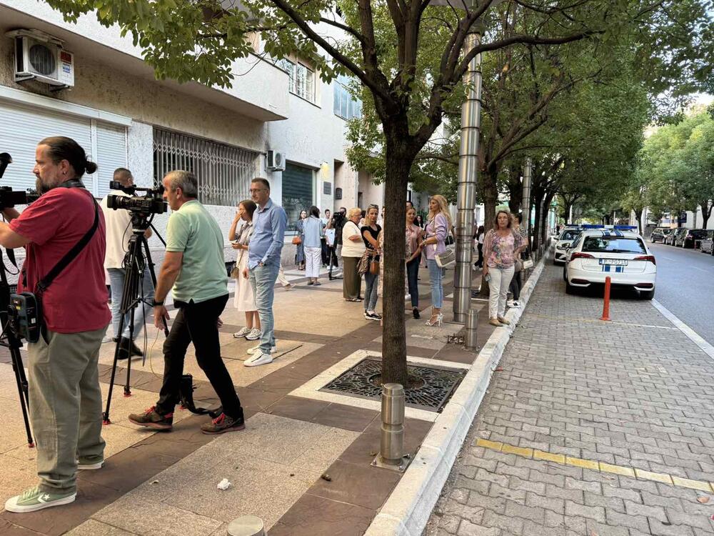 <p>"Milojko Spajiću potegni i zovi ministra na ostavku. Ovo nije kraj, tek je početak. Nećemo vam se micati ispred Vlade", rekao je organizator protesta i predstavnik nevladine organizacije (NVO) "Niste sami" Goran Laković</p>