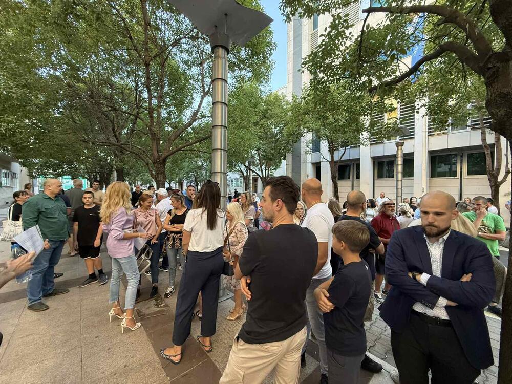 <p>"Milojko Spajiću potegni i zovi ministra na ostavku. Ovo nije kraj, tek je početak. Nećemo vam se micati ispred Vlade", rekao je organizator protesta i predstavnik nevladine organizacije (NVO) "Niste sami" Goran Laković</p>