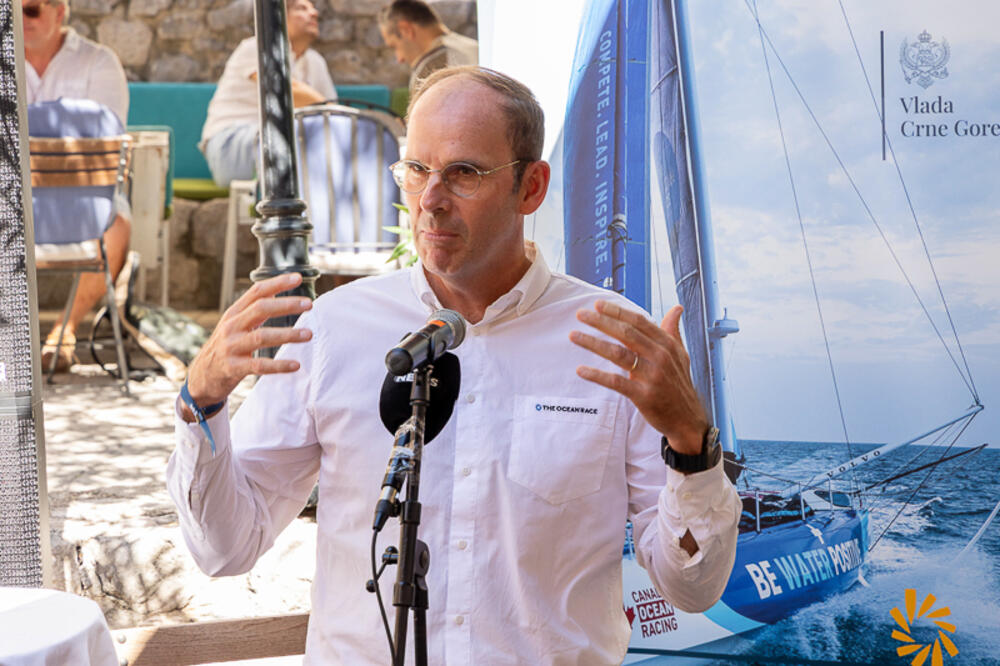 <p>"Učesnici renomiranih međunarodnih timova Biotherm, Malizia, Paprec Arkea i Be Water Positive uplovili su u akvatorijum ispred Starog grada, a nakon atraktivnog driftovanja ispred gradske rive, priređen im je svečani doček uz nastup Gradske muzike Kotor", ističe se u saopštenju Opštine Kotor</p>