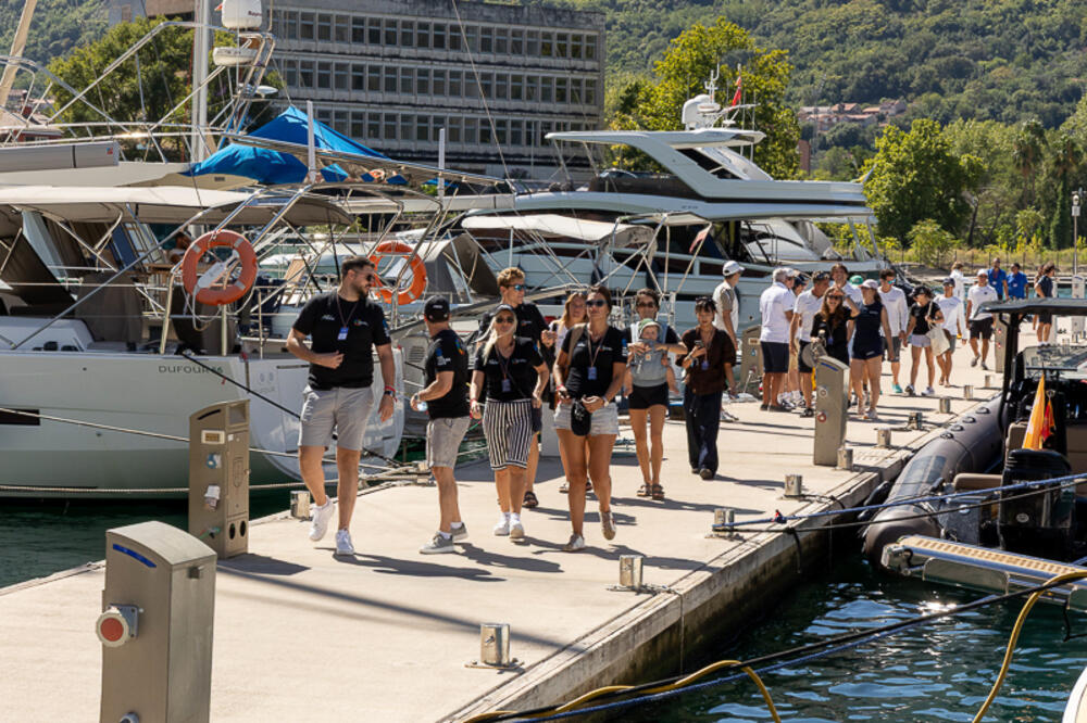 <p>"Učesnici renomiranih međunarodnih timova Biotherm, Malizia, Paprec Arkea i Be Water Positive uplovili su u akvatorijum ispred Starog grada, a nakon atraktivnog driftovanja ispred gradske rive, priređen im je svečani doček uz nastup Gradske muzike Kotor", ističe se u saopštenju Opštine Kotor</p>