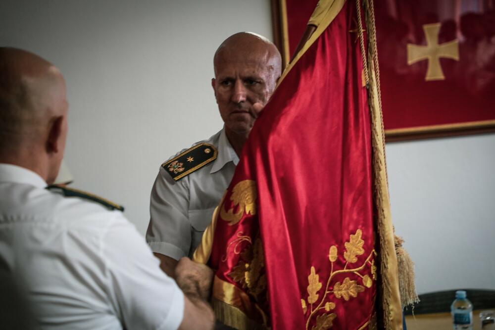<p>Iz Ministarstva odbrane saopšteno je da je svečanoj primopredaju dužnosti komandanta Mornarice VCG prisustvovao načelnik Generalštaba Miodrag Vuksanović</p>