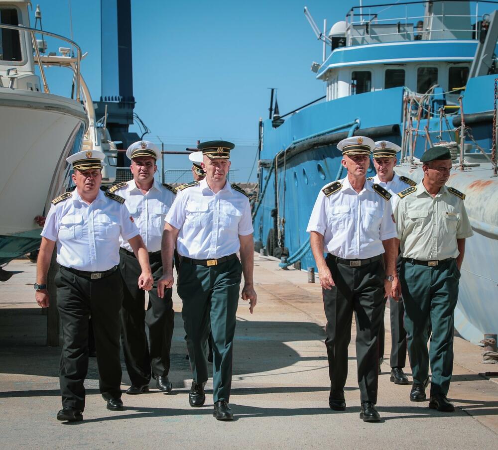 <p>Iz Ministarstva odbrane saopšteno je da je svečanoj primopredaju dužnosti komandanta Mornarice VCG prisustvovao načelnik Generalštaba Miodrag Vuksanović</p>