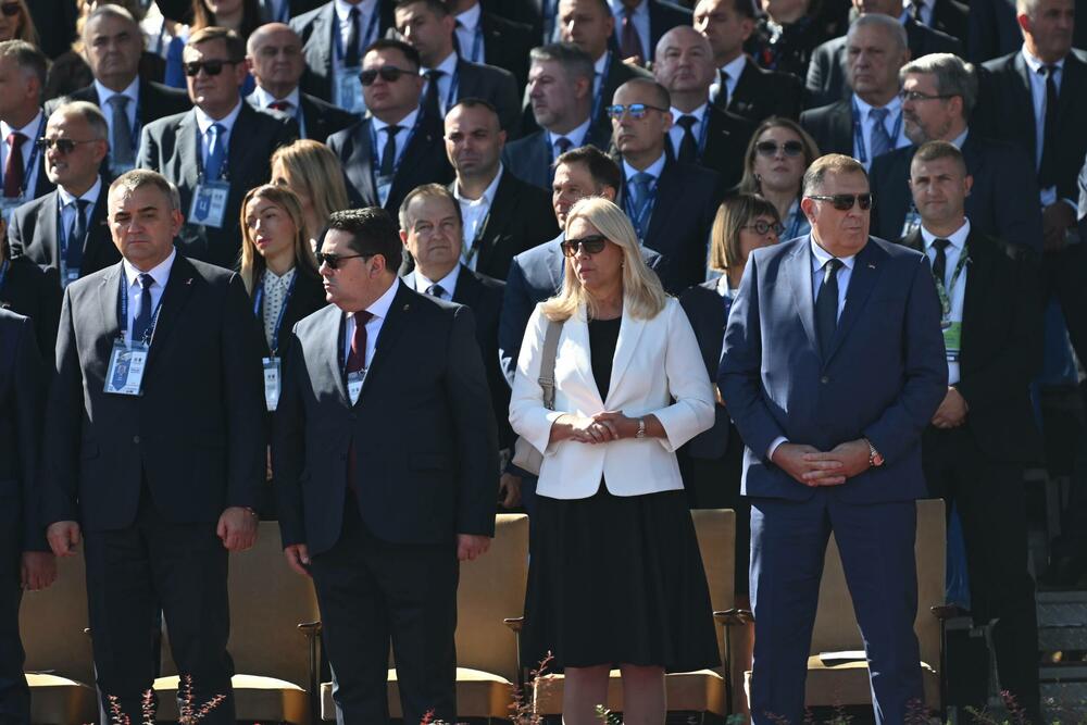 <p>"Na ovome smo zajedno radili, vojnici i građani, država i narod. Ovo je i opstanak i pobjeda Srbije koja hoće mir i prosperitet i umije da sačuva svoje dostojanstvo, teritoriju i budućnost", rekao je predsjednik te države</p>