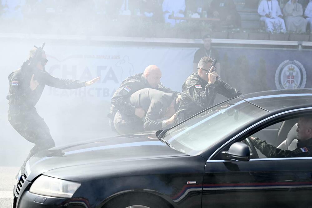 <p>"Na ovome smo zajedno radili, vojnici i građani, država i narod. Ovo je i opstanak i pobjeda Srbije koja hoće mir i prosperitet i umije da sačuva svoje dostojanstvo, teritoriju i budućnost", rekao je predsjednik te države</p>