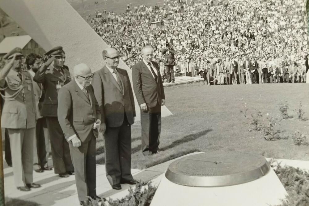 Sandro Pertini i Mika Špiljak ispred Spomenika Garibaldincima u Pljevljima, Foto: Privatna arhiva