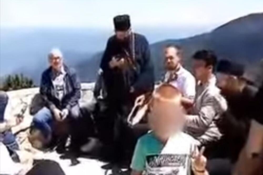 Jovanović (desno) pored guslara, Foto: Screenshot