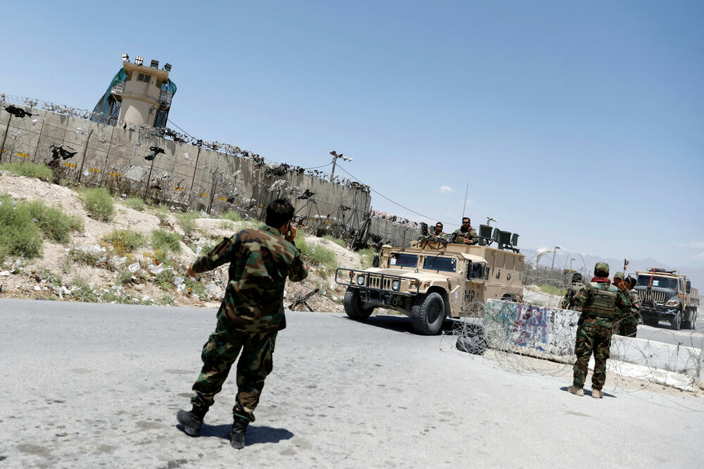 Avganistanski vojnici stoje na straži na kontrolnom punktu ispred baze Bagram, na dan kada su je poslednji američki vojnici napustili, provincija Parvan, Avganistan, 2. jul 2021., Foto: Reuters