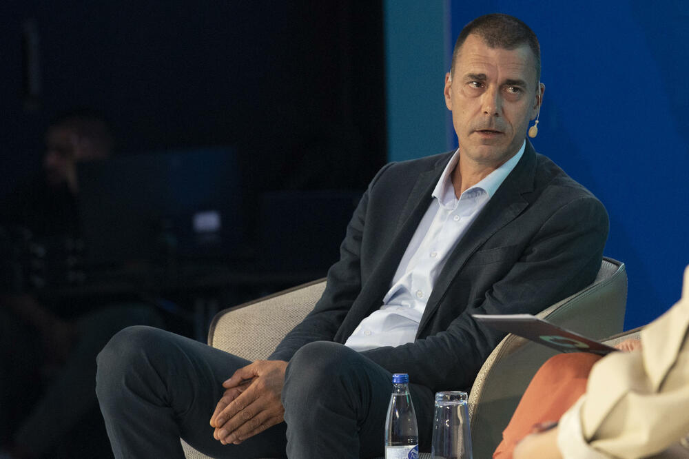 <p>Osnivač Connectuj.me platforme Goran Delić, poručio je da je kreiran model koji povezuje izuzetne pojedince i kreira autentičan prostor za razmjenu ideja, dodajući da ćemo u godinama pred nama promovisati inicijative za održivu budućnost i otvarati prostor za konstruktivnu diskusiju o svim važnim temama</p>