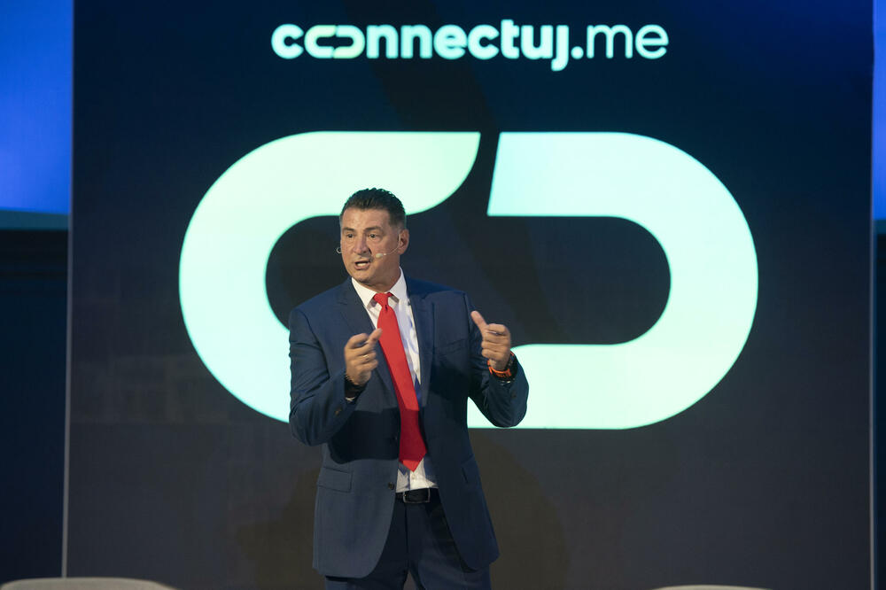 <p>Osnivač Connectuj.me platforme Goran Delić, poručio je da je kreiran model koji povezuje izuzetne pojedince i kreira autentičan prostor za razmjenu ideja, dodajući da ćemo u godinama pred nama promovisati inicijative za održivu budućnost i otvarati prostor za konstruktivnu diskusiju o svim važnim temama</p>