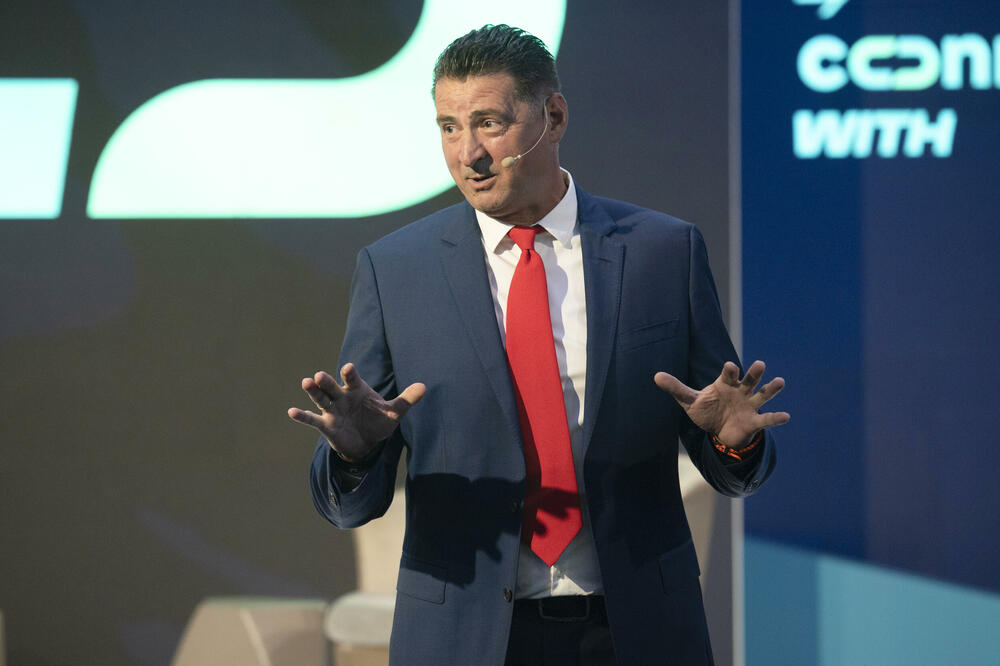 <p>Osnivač Connectuj.me platforme Goran Delić, poručio je da je kreiran model koji povezuje izuzetne pojedince i kreira autentičan prostor za razmjenu ideja, dodajući da ćemo u godinama pred nama promovisati inicijative za održivu budućnost i otvarati prostor za konstruktivnu diskusiju o svim važnim temama</p>