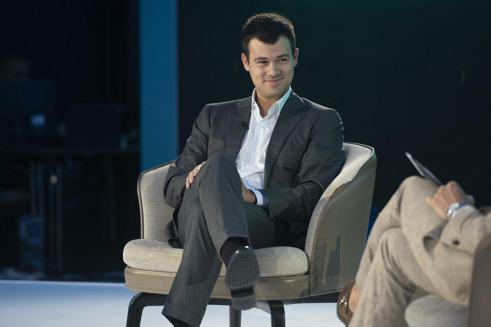 <p>Osnivač Connectuj.me platforme Goran Delić, poručio je da je kreiran model koji povezuje izuzetne pojedince i kreira autentičan prostor za razmjenu ideja, dodajući da ćemo u godinama pred nama promovisati inicijative za održivu budućnost i otvarati prostor za konstruktivnu diskusiju o svim važnim temama</p>