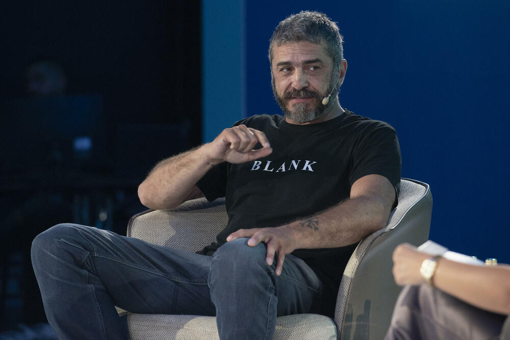 <p>Osnivač Connectuj.me platforme Goran Delić, poručio je da je kreiran model koji povezuje izuzetne pojedince i kreira autentičan prostor za razmjenu ideja, dodajući da ćemo u godinama pred nama promovisati inicijative za održivu budućnost i otvarati prostor za konstruktivnu diskusiju o svim važnim temama</p>