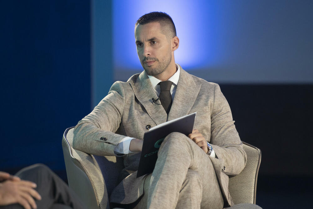 <p>Osnivač Connectuj.me platforme Goran Delić, poručio je da je kreiran model koji povezuje izuzetne pojedince i kreira autentičan prostor za razmjenu ideja, dodajući da ćemo u godinama pred nama promovisati inicijative za održivu budućnost i otvarati prostor za konstruktivnu diskusiju o svim važnim temama</p>