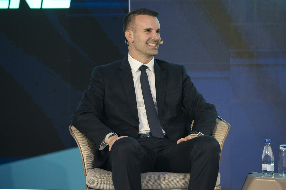 <p>Osnivač Connectuj.me platforme Goran Delić, poručio je da je kreiran model koji povezuje izuzetne pojedince i kreira autentičan prostor za razmjenu ideja, dodajući da ćemo u godinama pred nama promovisati inicijative za održivu budućnost i otvarati prostor za konstruktivnu diskusiju o svim važnim temama</p>