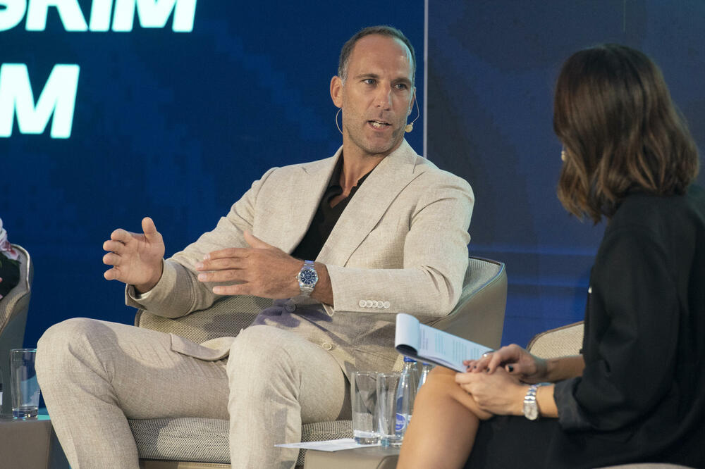 <p>Osnivač Connectuj.me platforme Goran Delić, poručio je da je kreiran model koji povezuje izuzetne pojedince i kreira autentičan prostor za razmjenu ideja, dodajući da ćemo u godinama pred nama promovisati inicijative za održivu budućnost i otvarati prostor za konstruktivnu diskusiju o svim važnim temama</p>