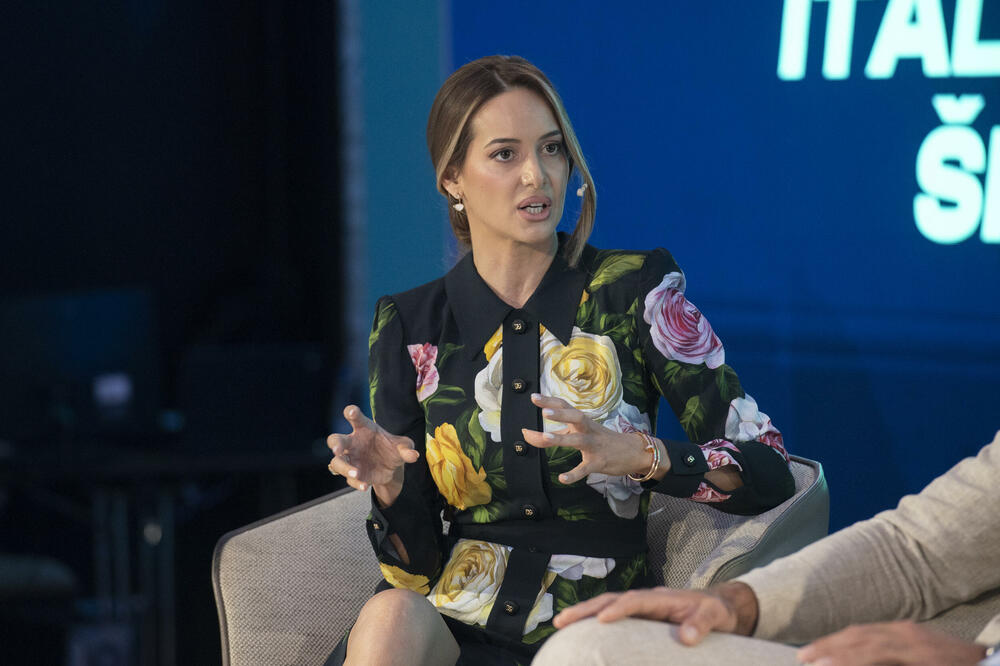 <p>Osnivač Connectuj.me platforme Goran Delić, poručio je da je kreiran model koji povezuje izuzetne pojedince i kreira autentičan prostor za razmjenu ideja, dodajući da ćemo u godinama pred nama promovisati inicijative za održivu budućnost i otvarati prostor za konstruktivnu diskusiju o svim važnim temama</p>