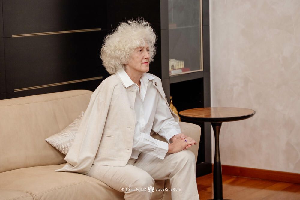 <p>Vjerujem da je interes čitavog društva da gajimo i podstičemo našu sjajnu tradiciju, kakvu ima vrlo mali broj evropskih zemalja. Državnost Crne Gore je neraskidivo povezana sa našom krunom iz 1910, kao i priznanjem velikih sila iz 19. vijeka", istakao je Spajić na sastanku sa princom Nikolom</p>