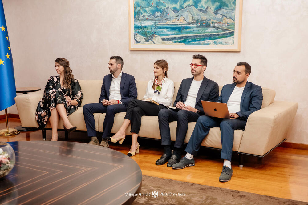 <p>Vjerujem da je interes čitavog društva da gajimo i podstičemo našu sjajnu tradiciju, kakvu ima vrlo mali broj evropskih zemalja. Državnost Crne Gore je neraskidivo povezana sa našom krunom iz 1910, kao i priznanjem velikih sila iz 19. vijeka", istakao je Spajić na sastanku sa princom Nikolom</p>