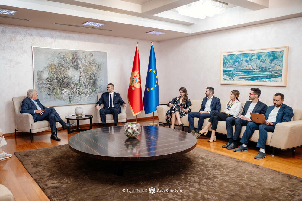 <p>Vjerujem da je interes čitavog društva da gajimo i podstičemo našu sjajnu tradiciju, kakvu ima vrlo mali broj evropskih zemalja. Državnost Crne Gore je neraskidivo povezana sa našom krunom iz 1910, kao i priznanjem velikih sila iz 19. vijeka", istakao je Spajić na sastanku sa princom Nikolom</p>