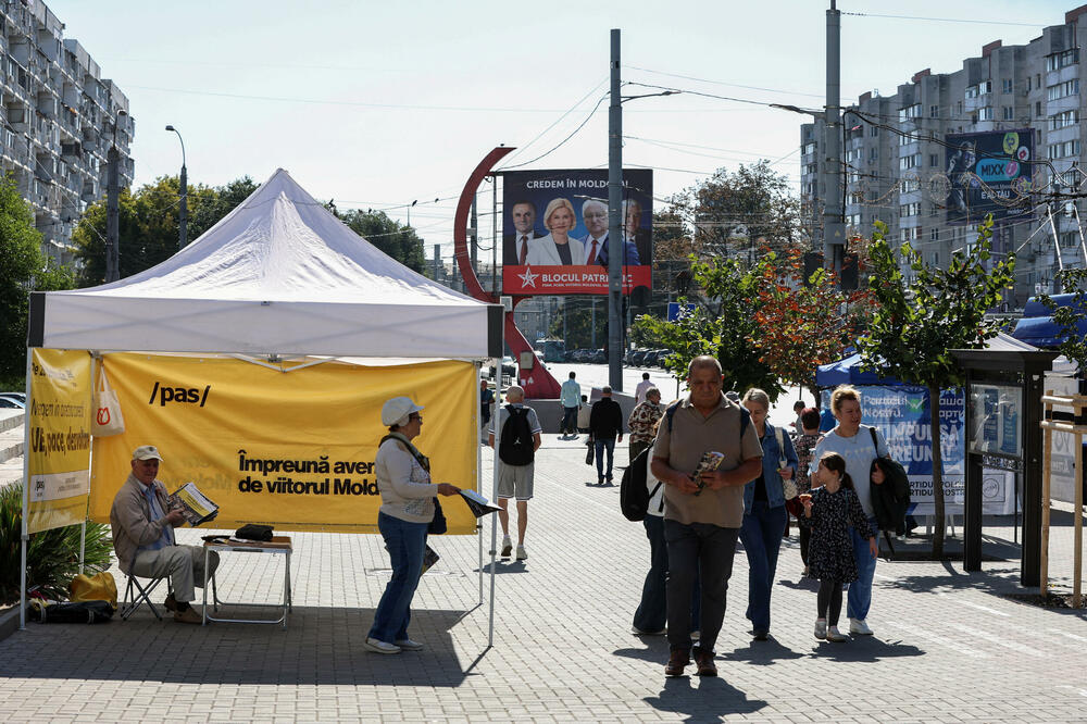 Učesnici kampanje Partije akcije i solidarnosti (PAS) dijele letke dok agituju na birače na ulici uoči predstojećih parlamentarnih izbora: Detalj iz Kišinjeva, glavnog grada Moldavije, Foto: Reuters