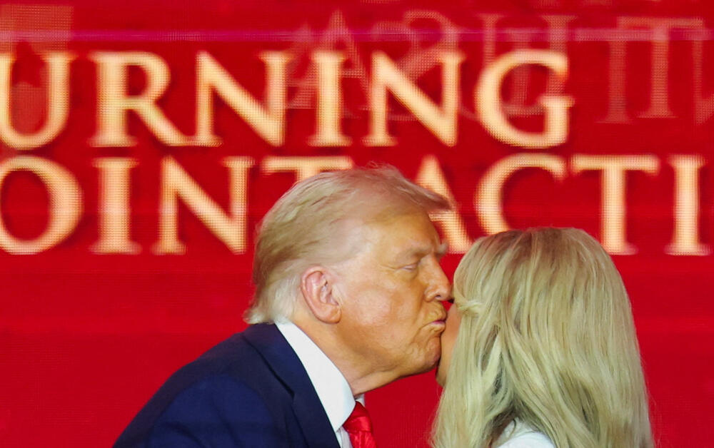 <p>Supruga Čarlija Kirka, Erika, održala je emotivni govor, podigavši pogled ka nebu i šapnuvši: "Volim te", prije nego što je govorila o njegovoj posvećenosti hrišćanstvu, porodici i aktivizmu. Kirkovi imaju dvoje male djece.</p>