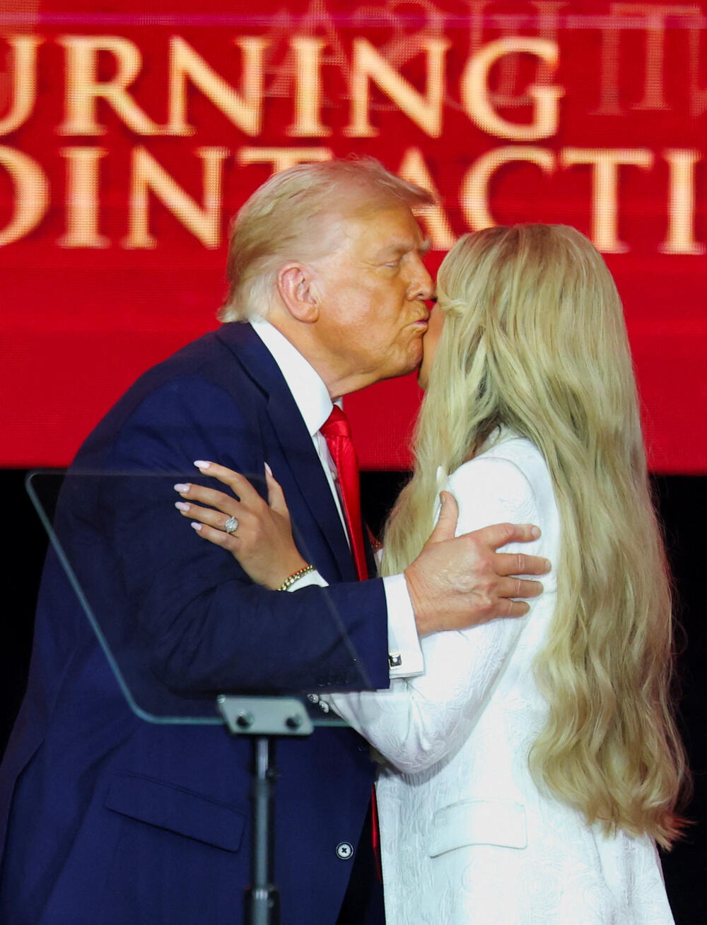 <p>Supruga Čarlija Kirka, Erika, održala je emotivni govor, podigavši pogled ka nebu i šapnuvši: "Volim te", prije nego što je govorila o njegovoj posvećenosti hrišćanstvu, porodici i aktivizmu. Kirkovi imaju dvoje male djece.</p>