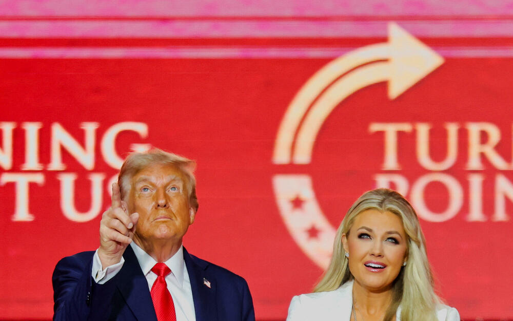 <p>Supruga Čarlija Kirka, Erika, održala je emotivni govor, podigavši pogled ka nebu i šapnuvši: "Volim te", prije nego što je govorila o njegovoj posvećenosti hrišćanstvu, porodici i aktivizmu. Kirkovi imaju dvoje male djece.</p>