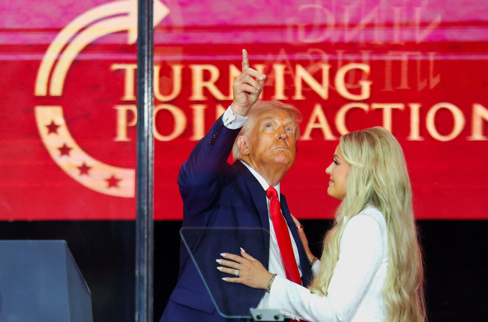 <p>Supruga Čarlija Kirka, Erika, održala je emotivni govor, podigavši pogled ka nebu i šapnuvši: "Volim te", prije nego što je govorila o njegovoj posvećenosti hrišćanstvu, porodici i aktivizmu. Kirkovi imaju dvoje male djece.</p>