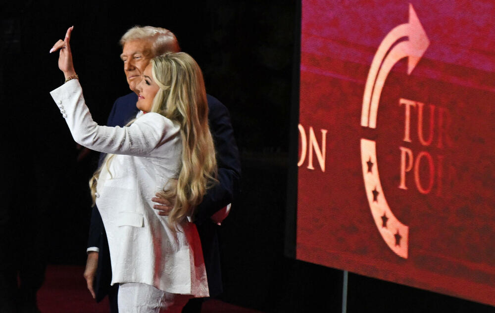 <p>Supruga Čarlija Kirka, Erika, održala je emotivni govor, podigavši pogled ka nebu i šapnuvši: "Volim te", prije nego što je govorila o njegovoj posvećenosti hrišćanstvu, porodici i aktivizmu. Kirkovi imaju dvoje male djece.</p>