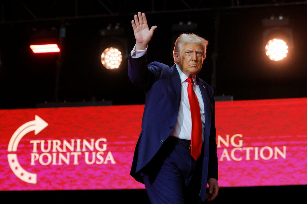 <p>Supruga Čarlija Kirka, Erika, održala je emotivni govor, podigavši pogled ka nebu i šapnuvši: "Volim te", prije nego što je govorila o njegovoj posvećenosti hrišćanstvu, porodici i aktivizmu. Kirkovi imaju dvoje male djece.</p>