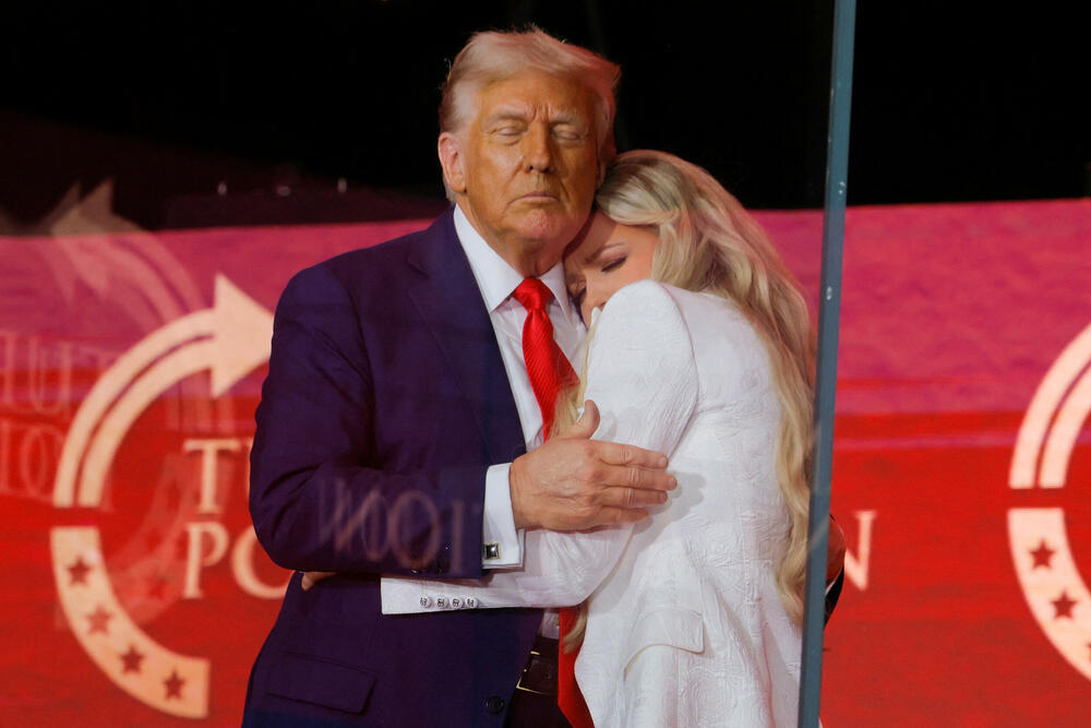 <p>Supruga Čarlija Kirka, Erika, održala je emotivni govor, podigavši pogled ka nebu i šapnuvši: "Volim te", prije nego što je govorila o njegovoj posvećenosti hrišćanstvu, porodici i aktivizmu. Kirkovi imaju dvoje male djece.</p>