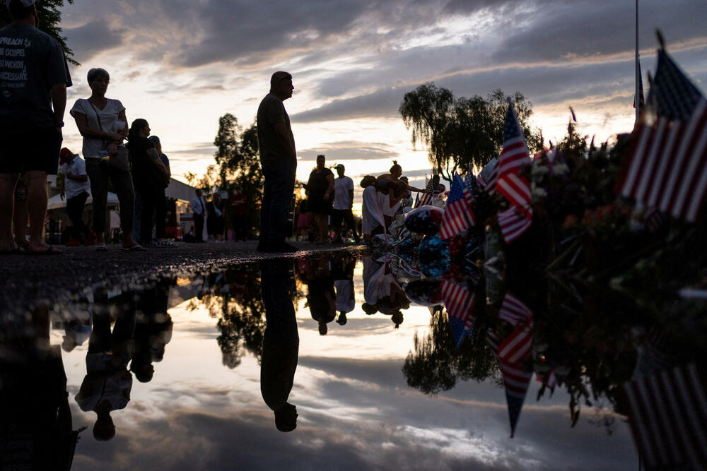 <p>Supruga Čarlija Kirka, Erika, održala je emotivni govor, podigavši pogled ka nebu i šapnuvši: "Volim te", prije nego što je govorila o njegovoj posvećenosti hrišćanstvu, porodici i aktivizmu. Kirkovi imaju dvoje male djece.</p>