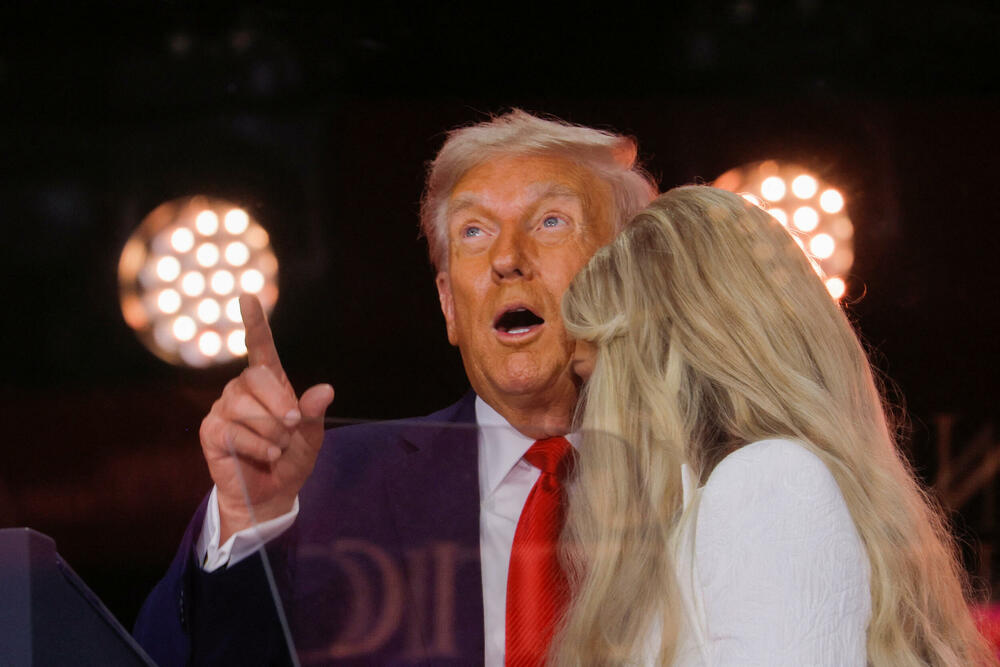 <p>Supruga Čarlija Kirka, Erika, održala je emotivni govor, podigavši pogled ka nebu i šapnuvši: "Volim te", prije nego što je govorila o njegovoj posvećenosti hrišćanstvu, porodici i aktivizmu. Kirkovi imaju dvoje male djece.</p>