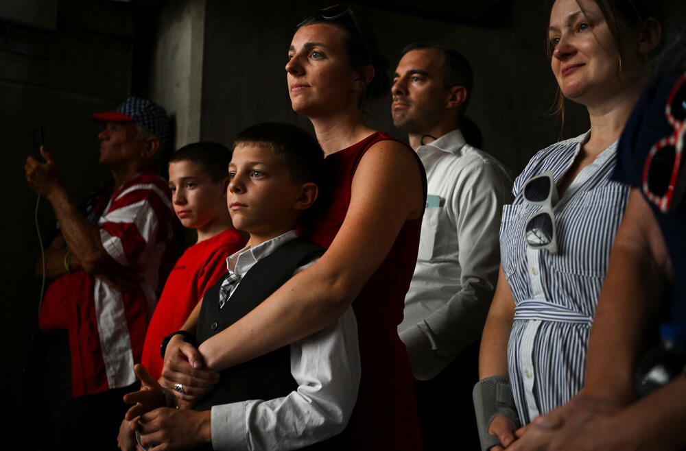 <p>Supruga Čarlija Kirka, Erika, održala je emotivni govor, podigavši pogled ka nebu i šapnuvši: "Volim te", prije nego što je govorila o njegovoj posvećenosti hrišćanstvu, porodici i aktivizmu. Kirkovi imaju dvoje male djece.</p>