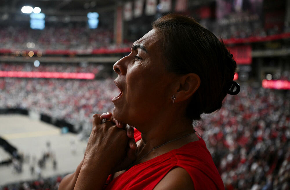 <p>Supruga Čarlija Kirka, Erika, održala je emotivni govor, podigavši pogled ka nebu i šapnuvši: "Volim te", prije nego što je govorila o njegovoj posvećenosti hrišćanstvu, porodici i aktivizmu. Kirkovi imaju dvoje male djece.</p>