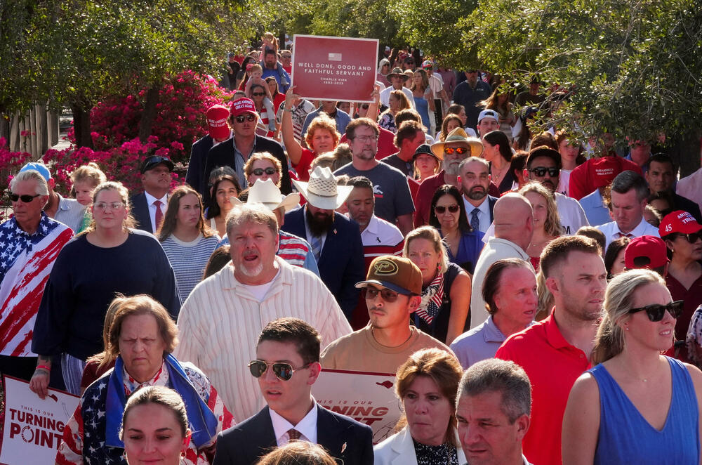 <p>Supruga Čarlija Kirka, Erika, održala je emotivni govor, podigavši pogled ka nebu i šapnuvši: "Volim te", prije nego što je govorila o njegovoj posvećenosti hrišćanstvu, porodici i aktivizmu. Kirkovi imaju dvoje male djece.</p>