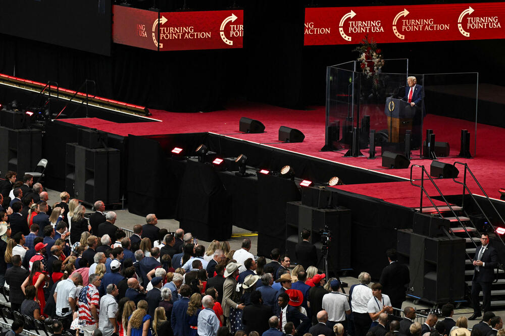 <p>Supruga Čarlija Kirka, Erika, održala je emotivni govor, podigavši pogled ka nebu i šapnuvši: "Volim te", prije nego što je govorila o njegovoj posvećenosti hrišćanstvu, porodici i aktivizmu. Kirkovi imaju dvoje male djece.</p>