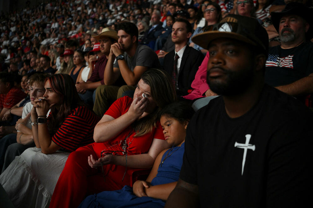 <p>Supruga Čarlija Kirka, Erika, održala je emotivni govor, podigavši pogled ka nebu i šapnuvši: "Volim te", prije nego što je govorila o njegovoj posvećenosti hrišćanstvu, porodici i aktivizmu. Kirkovi imaju dvoje male djece.</p>