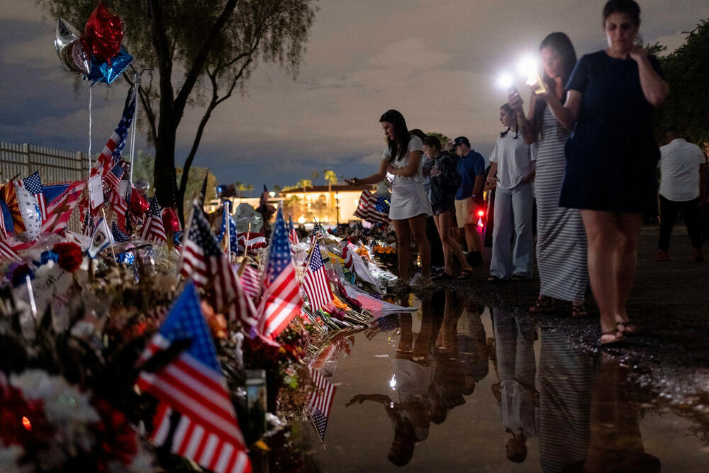 <p>Supruga Čarlija Kirka, Erika, održala je emotivni govor, podigavši pogled ka nebu i šapnuvši: "Volim te", prije nego što je govorila o njegovoj posvećenosti hrišćanstvu, porodici i aktivizmu. Kirkovi imaju dvoje male djece.</p>