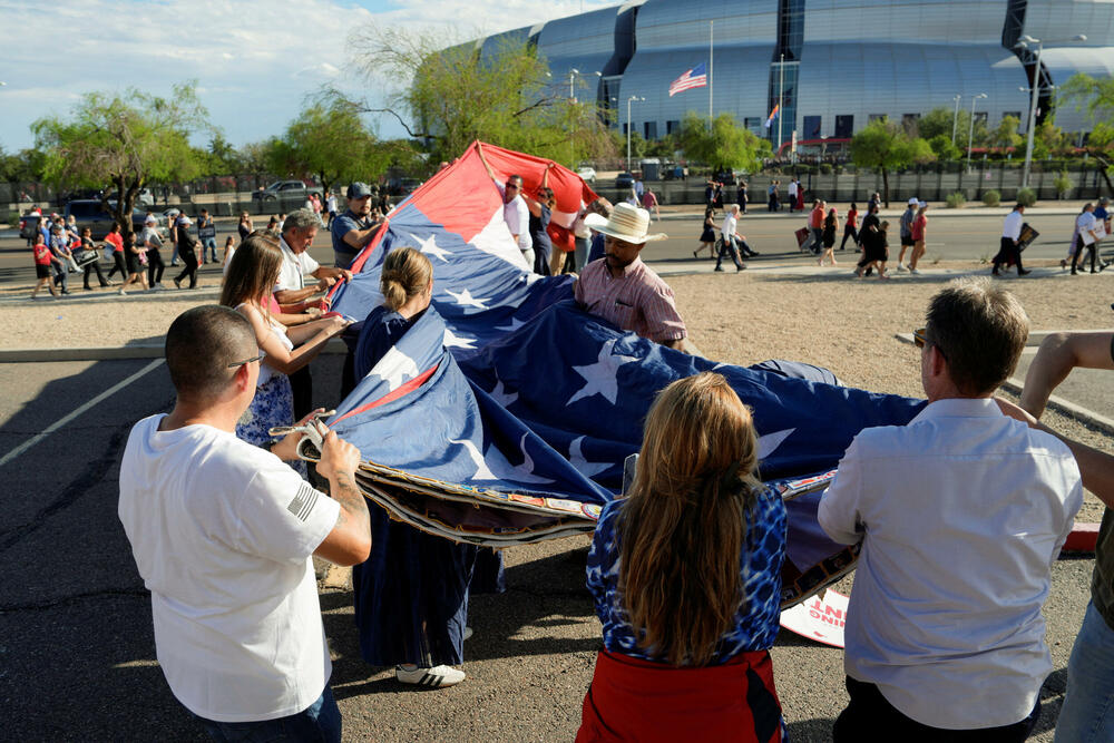 <p>Supruga Čarlija Kirka, Erika, održala je emotivni govor, podigavši pogled ka nebu i šapnuvši: "Volim te", prije nego što je govorila o njegovoj posvećenosti hrišćanstvu, porodici i aktivizmu. Kirkovi imaju dvoje male djece.</p>