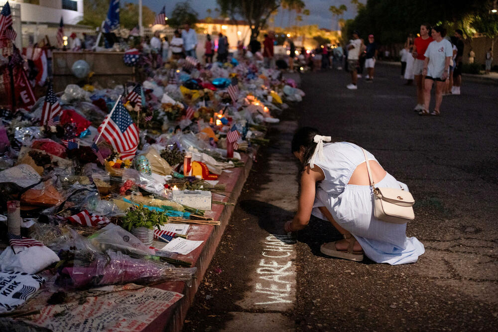 <p>Supruga Čarlija Kirka, Erika, održala je emotivni govor, podigavši pogled ka nebu i šapnuvši: "Volim te", prije nego što je govorila o njegovoj posvećenosti hrišćanstvu, porodici i aktivizmu. Kirkovi imaju dvoje male djece.</p>