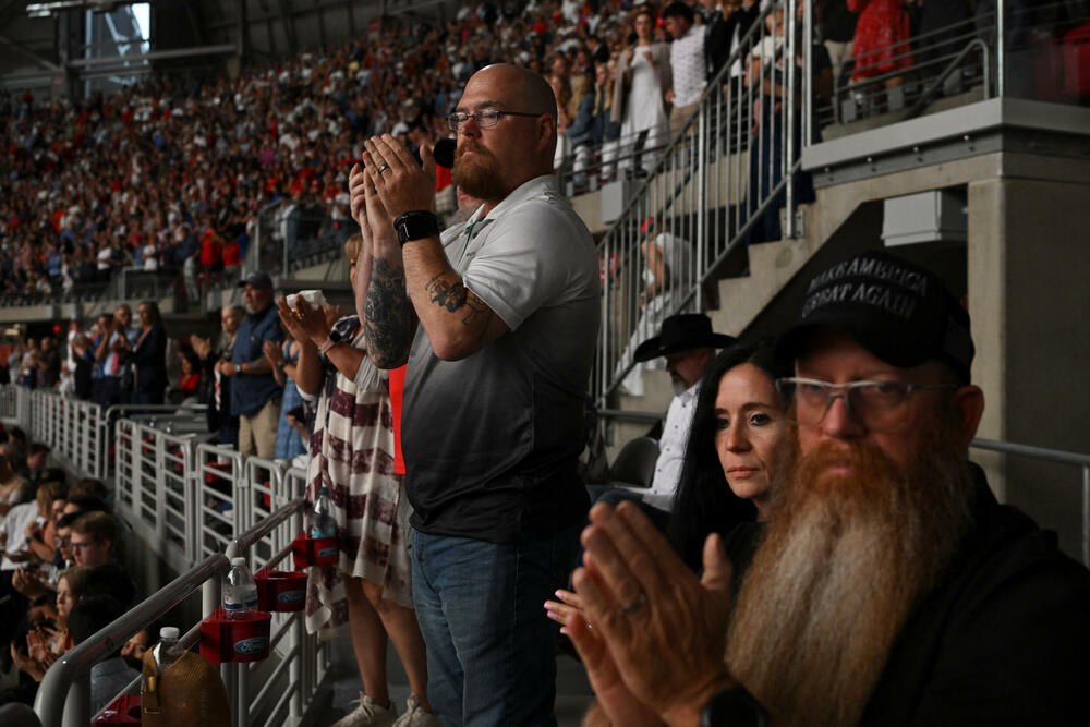 <p>Supruga Čarlija Kirka, Erika, održala je emotivni govor, podigavši pogled ka nebu i šapnuvši: "Volim te", prije nego što je govorila o njegovoj posvećenosti hrišćanstvu, porodici i aktivizmu. Kirkovi imaju dvoje male djece.</p>