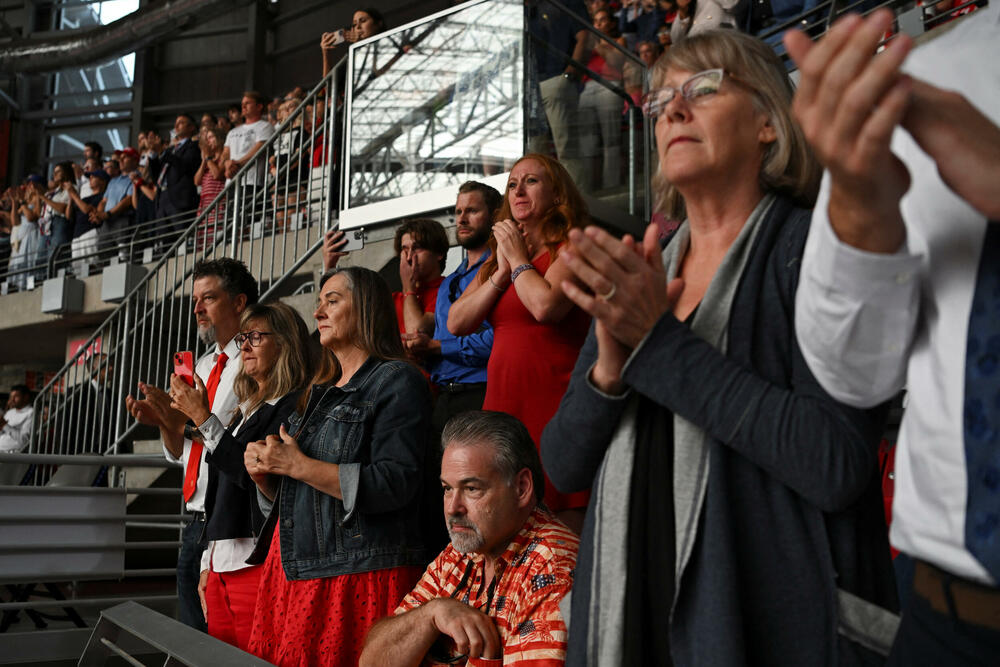 <p>Supruga Čarlija Kirka, Erika, održala je emotivni govor, podigavši pogled ka nebu i šapnuvši: "Volim te", prije nego što je govorila o njegovoj posvećenosti hrišćanstvu, porodici i aktivizmu. Kirkovi imaju dvoje male djece.</p>