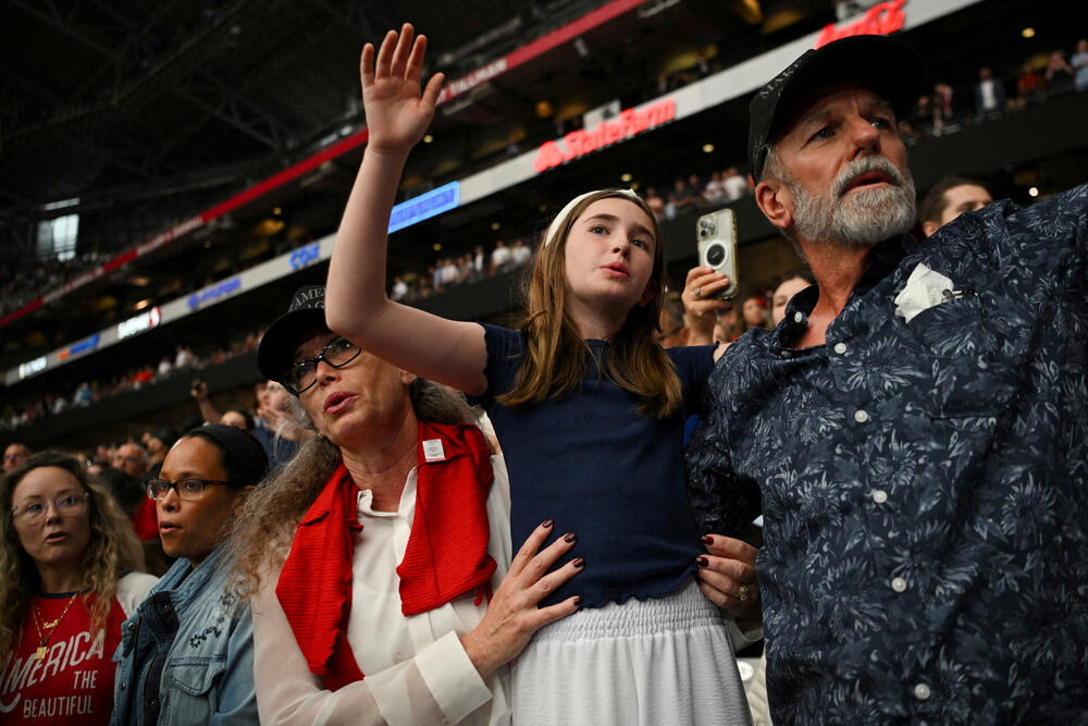 <p>Supruga Čarlija Kirka, Erika, održala je emotivni govor, podigavši pogled ka nebu i šapnuvši: "Volim te", prije nego što je govorila o njegovoj posvećenosti hrišćanstvu, porodici i aktivizmu. Kirkovi imaju dvoje male djece.</p>