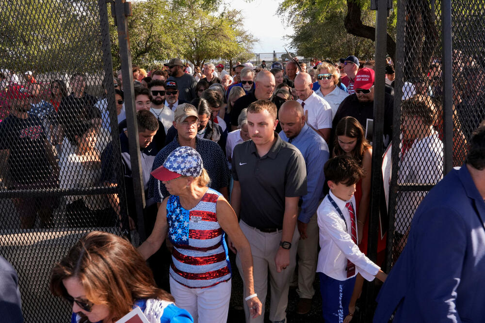 <p>Supruga Čarlija Kirka, Erika, održala je emotivni govor, podigavši pogled ka nebu i šapnuvši: "Volim te", prije nego što je govorila o njegovoj posvećenosti hrišćanstvu, porodici i aktivizmu. Kirkovi imaju dvoje male djece.</p>