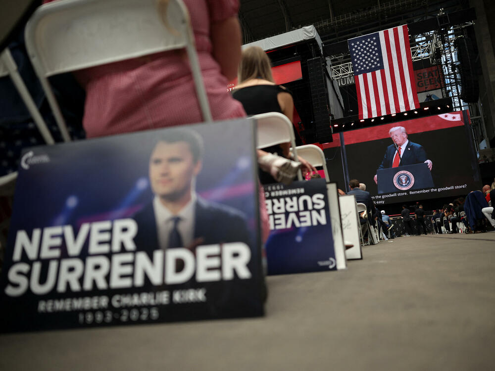 <p>Supruga Čarlija Kirka, Erika, održala je emotivni govor, podigavši pogled ka nebu i šapnuvši: "Volim te", prije nego što je govorila o njegovoj posvećenosti hrišćanstvu, porodici i aktivizmu. Kirkovi imaju dvoje male djece.</p>