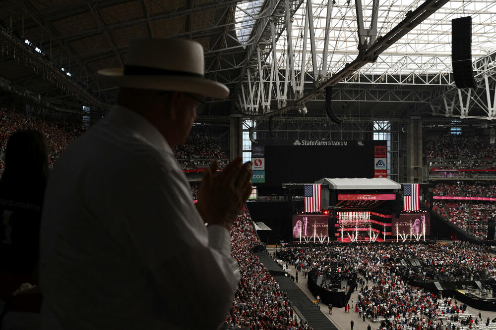 <p>Supruga Čarlija Kirka, Erika, održala je emotivni govor, podigavši pogled ka nebu i šapnuvši: "Volim te", prije nego što je govorila o njegovoj posvećenosti hrišćanstvu, porodici i aktivizmu. Kirkovi imaju dvoje male djece.</p>