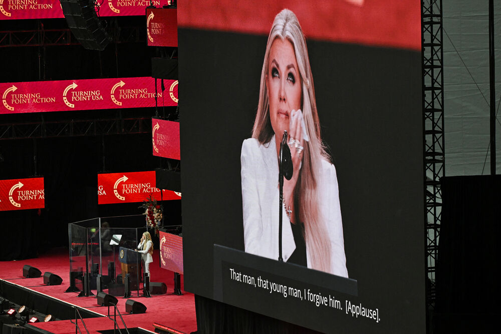 <p>Supruga Čarlija Kirka, Erika, održala je emotivni govor, podigavši pogled ka nebu i šapnuvši: "Volim te", prije nego što je govorila o njegovoj posvećenosti hrišćanstvu, porodici i aktivizmu. Kirkovi imaju dvoje male djece.</p>