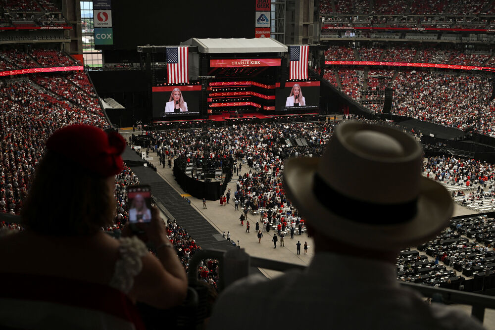 <p>Supruga Čarlija Kirka, Erika, održala je emotivni govor, podigavši pogled ka nebu i šapnuvši: "Volim te", prije nego što je govorila o njegovoj posvećenosti hrišćanstvu, porodici i aktivizmu. Kirkovi imaju dvoje male djece.</p>